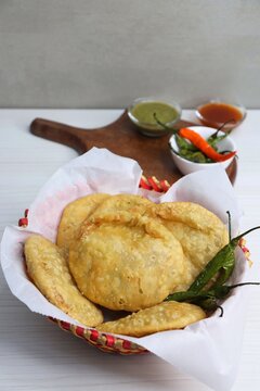Shegaon Kachori or aloo pyaz ki kachodi served with green and red Chutney. Fried green chilies. it's a favorite Tea time snack, stuffed with lentils and spices mixture inside the dough. Deep fried. 