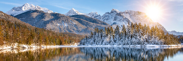 Karwendel in den Alpen im Gegenlicht im Winter