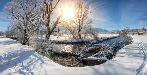 Frost und Eis an einem Fluss im Winter