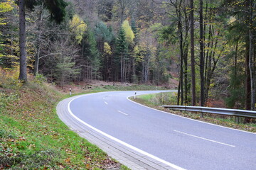 kurvige Strasse über die Hohe Acht im Herbst