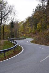 steile S-Kurven, kurvige Strasse über die Hohe Acht im Herbst