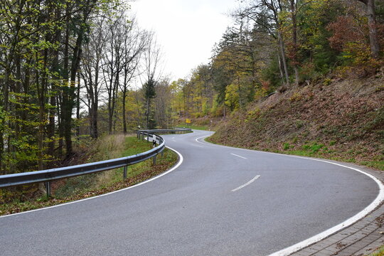 steile S-Kurven, kurvige Strasse über die Hohe Acht im Herbst