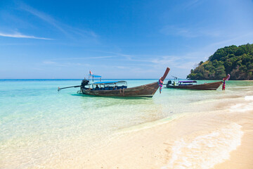 Fototapeta premium beautiful tropical beach in Thailand with longtail boats