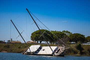 Bateau abandonné dans la baie