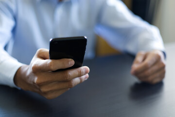 スマートフォンを操作する人の手元　a man touching a smartphone