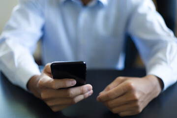 スマートフォンを操作する人の手元　a man touching a smartphone