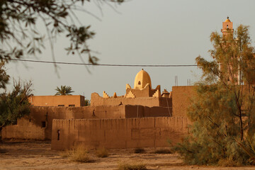 Village et mosquée au Maroc