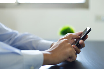 スマートフォンをクリックする人の手元　a man　clicks a smartphone screen