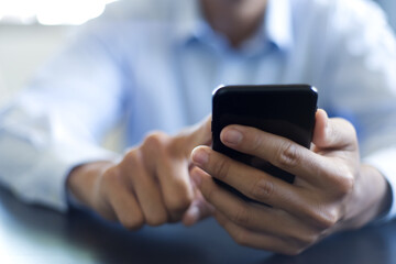 スマートフォンをクリックする人の手元　a man　clicks a smartphone screen