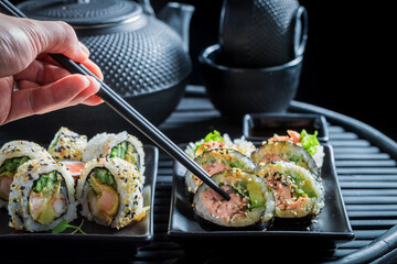 Aromatic na fresh sushi set served with soy sauce.