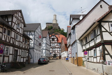 Quergasse mit Felsburg in Felsberg