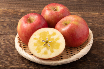 蜜入りりんご　　品種：高徳(こうとく)