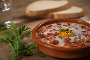 Cazuela de huevos con jamón