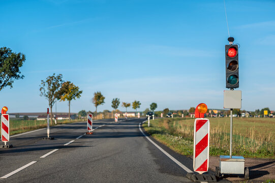 Moderne Baustellenampel mit Bewegungsmelder vor einer Baustelle auf einer Schnellsta&szlig;e