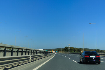 Fototapeta na wymiar views of the highway on a sunny day in summer. roads and cars and blue sky.
