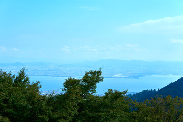 Fototapeta na wymiar 青空と湖が見える山の景色