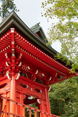 山奥にある木造の赤いお堂