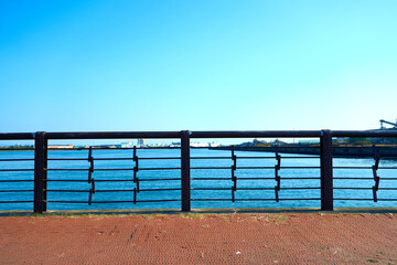 青空と海を背景にした柵の風景