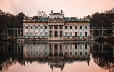 reflection of the house in the water, palace in the park, palace at sunset, sunset un the park,...