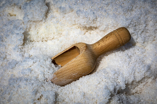 Le Salin de Gruissan, marais salants roses, cuill-re a sel