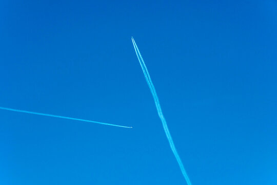Traces d'avion dans le ciel