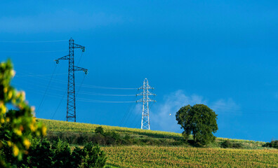 Lignes à  haute tension dans un paysage de campagne. France