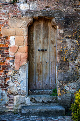 Vieille porte en bois avec mur de brique
