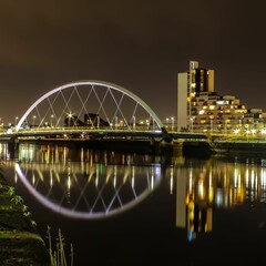 Fototapeta na wymiar Aerial view of Glasgow surrounded by buildings and water in night