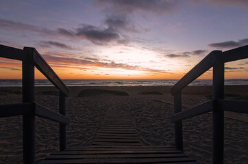 cabañas en la orilla del mar en la puesta de sol