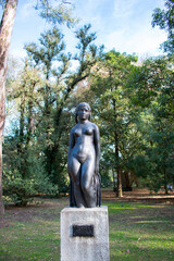 Escultura de mujer desnuda en parque