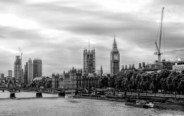 Fototapeta na wymiar Grayscale of the London skyline with Buckingham Palace Big Ben and a waterscape