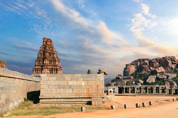 Fototapeta na wymiar The Vittala Temple in Hampi is an ancient monument that is well-known for its exceptional architecture and unmatched craftsmanship.