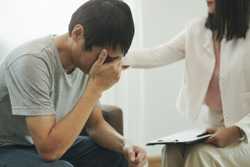 Obraz premium stressed man consultation a psychologist about mental health problem