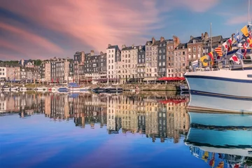 Photo sur Plexiglas Ville sur leau Honfleur, beautiful city in France, the harbor  