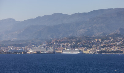Obraz premium Downtown City by the Sea with mountain background. Messina, Sicilia, Italy. Sunny Morning.