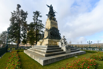 Fototapeta na wymiar Monumento a los Heroes del 2 de Mayo - Segovia, Spain