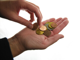 Sparen, wo es nur geht. H&auml;nde mit Geld M&uuml;nzen - Kleingeld wird gez&auml;hlt