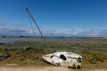 épave de voilier échoué en bord de mer