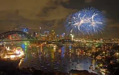 Rideaux velours Sydney Sydney, New South Wales, Australia: Fireworks over Sydney Harbour to celebrate the New Year. Firework display with bridge, city and harbor.