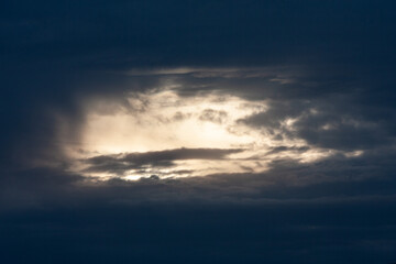 Dunkle Wolken mit hellem Loch