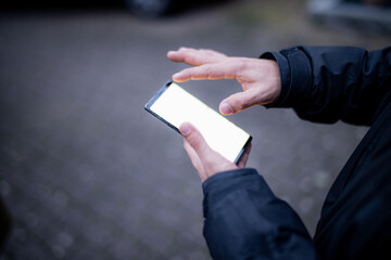 Person hält Telefon in der Hand Mobiltelefon Handy