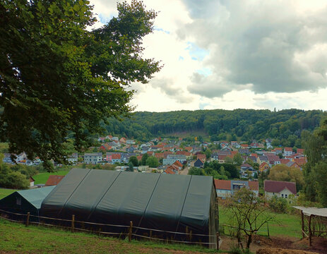 Blick auf Oberwürzbach, einen Stadtteil von St. Ingbert im Saarland vom Premium-Wanderweg Hüttenwanderweg.