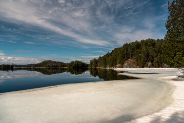 ice receding on Réservoir L'Escalier