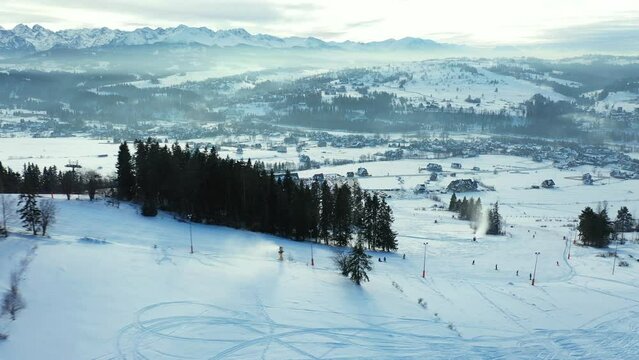 Zimowe narciarstwo w Polskich g&oacute;rach z widokiem na tatry.