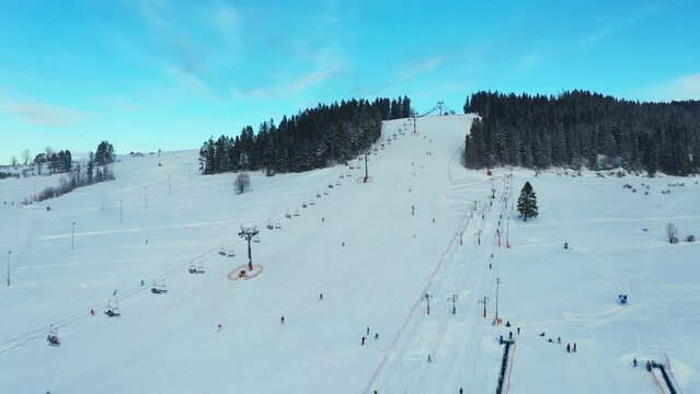 Zimowe narciarstwo w Polskich g&oacute;rach z widokiem na tatry.