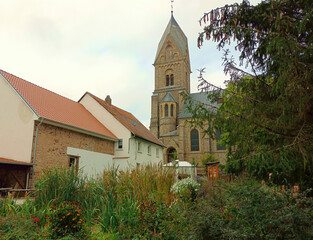 Kirche von Schöneberg im Soonwald mit Hildegard von Bingen-Kräutergarten in der Verbandsgemeinde Langenlonsheim-Stromberg im Landkreis Bad Kreuznach, Rheinland-Pfalz. 