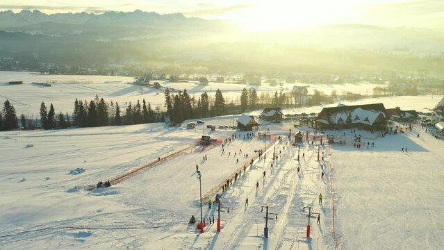Zimowe narciarstwo w Polskich g&oacute;rach z widokiem na tatry.