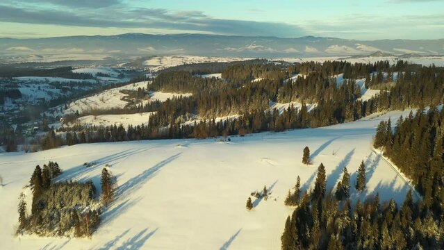 Zimowe narciarstwo w Polskich g&oacute;rach z widokiem na tatry.