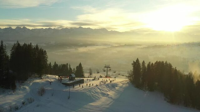 Zimowe narciarstwo w Polskich g&oacute;rach z widokiem na tatry.