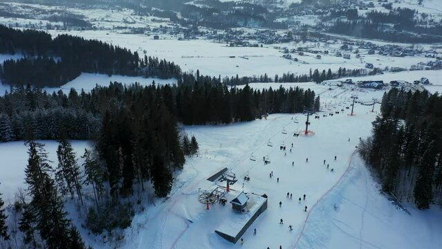 Zimowe narciarstwo w Polskich g&oacute;rach z widokiem na tatry.